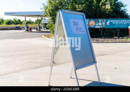 Cartello all'ingresso di un distributore di benzina Sainsbury a Herne Bay con la dicitura "no fuel". Bordo blu con foglio di carta bianco bloccato su. Il contesto è fuori fuoco l'articolo di Sainsbury che mostra i prezzi della benzina. Foto Stock