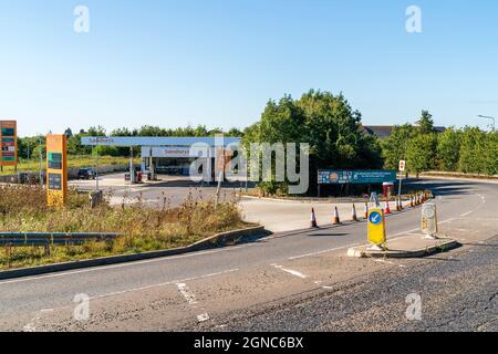 Ingresso al distributore di benzina Sainsbury a Herne Bay nel Kent, bloccato da coni durante il deposito di benzina nel settembre 2021. La stazione e il piazzale sono vuoti con un cartello con la dicitura "NO fuel" (nessun carburante) Foto Stock