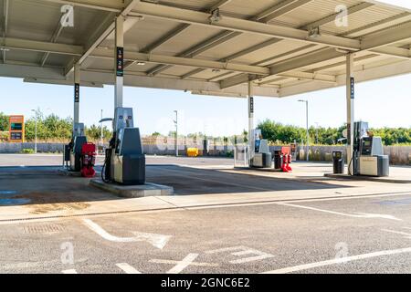 Piazzale di un distributore di benzina Sainsbury durante il giorno, completamente vuoto, durante il deposito di benzina nel settembre 2021. Pompe benzina numerate. Foto Stock