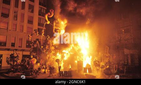 Bruciando falla in strada. La Crema nell'ultima notte di Fallas a Valencia Foto Stock