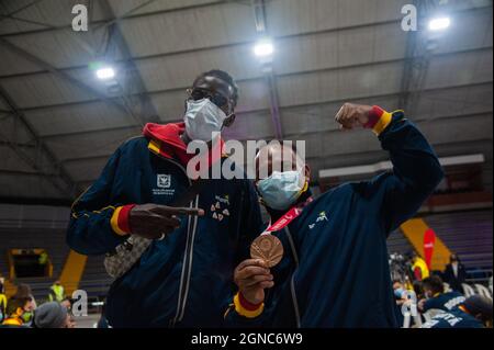 Fabio Torres, medalista di bronzo parapoferlifting (a destra) si pone per una foto con un membro del team Bogota durante un evento di benvenuto alla Paralimpica della Colombia Foto Stock