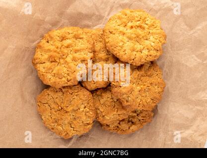 Diversi dolci torchetti biscotti con farinata d'avena, primo piano, su carta marrone, vista dall'alto. Foto Stock