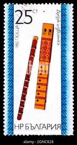 BULGARIA - CIRCA 1982: Un francobollo stampato IN BULGARIA mostra l'immagine dello strumento di musica popolare bulgara Foto Stock