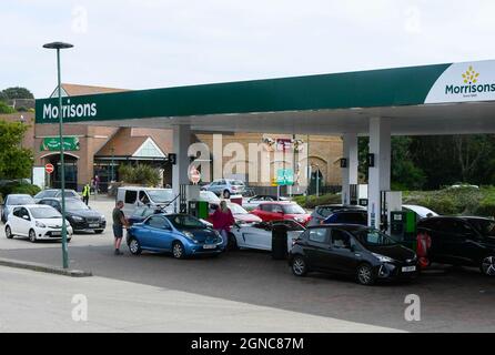 Bridport, Dorset, Regno Unito. 24 settembre 2021. Il piazzale del distributore di benzina di Morrisons a Bridport in Dorset è pieno di veicoli come i conducenti di panico acquistare carburante. Picture Credit: Graham Hunt/Alamy Live News Foto Stock