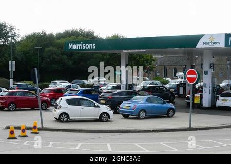 Bridport, Dorset, Regno Unito. 24 settembre 2021. Il piazzale del distributore di benzina di Morrisons a Bridport in Dorset è pieno di veicoli come i conducenti di panico acquistare carburante. Picture Credit: Graham Hunt/Alamy Live News Foto Stock