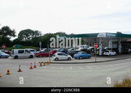 Bridport, Dorset, Regno Unito. 24 settembre 2021. Il piazzale del distributore di benzina di Morrisons a Bridport in Dorset è pieno di veicoli come i conducenti di panico acquistare carburante. Picture Credit: Graham Hunt/Alamy Live News Foto Stock