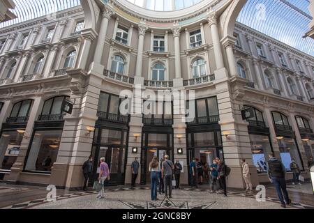 L'Aia, Paesi Bassi. 24 settembre 2021. Apple Store, The Passage, l'Aia, Paesi Bassi. Venerdì 24 settembre, 2021. Il primo negozio 'Apples' dell'Aia, accoglie un flusso costante di clienti, ordinando la nuova serie di iPhone 13 di Apples, sul suo lancio ufficiale mondiale: Ordina oggi e colleziona domani. Credit: Charles M Vella/SOPA Images/Alamy Live News Foto Stock