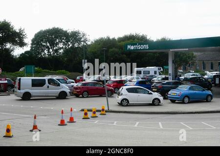 Bridport, Dorset, Regno Unito. 24 settembre 2021. Il piazzale del distributore di benzina di Morrisons a Bridport in Dorset è pieno di veicoli come i conducenti di panico acquistare carburante. Picture Credit: Graham Hunt/Alamy Live News Foto Stock