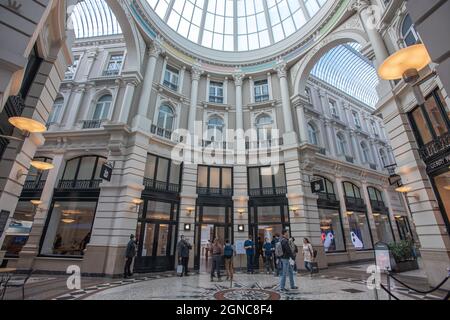 L'Aia, Paesi Bassi. 24 settembre 2021. Apple Store, The Passage, l'Aia, Paesi Bassi. Venerdì 24 settembre, 2021. Il primo negozio 'Apples' dell'Aia, accoglie un flusso costante di clienti, ordinando la nuova serie di iPhone 13 di Apples, sul suo lancio ufficiale mondiale: Ordina oggi e colleziona domani. Credit: Charles M Vella/SOPA Images/Alamy Live News Foto Stock