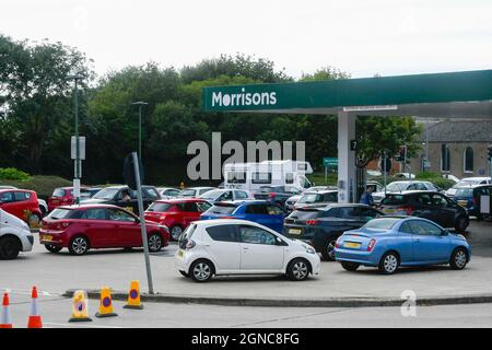 Bridport, Dorset, Regno Unito. 24 settembre 2021. Il piazzale del distributore di benzina di Morrisons a Bridport in Dorset è pieno di veicoli come i conducenti di panico acquistare carburante. Picture Credit: Graham Hunt/Alamy Live News Foto Stock