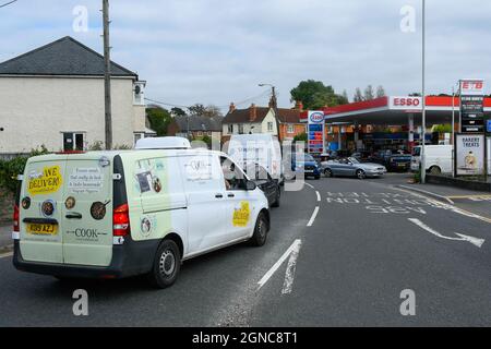 Bridport, Dorset, Regno Unito. 24 settembre 2021. Il distributore di benzina esso sulla A35 a Bridport in Dorset è pieno di veicoli come i conducenti di panico acquistare carburante causando ingorghi sulla strada principale e intorno alla città. Picture Credit: Graham Hunt/Alamy Live News Foto Stock