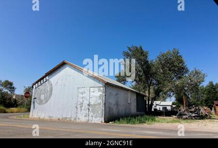 Vecchio edificio in stagno corrugato in disriparazione Foto Stock