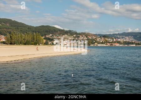 Spiaggia di Moaña con vista su ensenada di Meira, Pontevedra, Galizia, Spagna Foto Stock