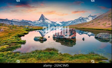 Colorato panorama estivo del lago di Stellisee. Pochi minuti prima dell'alba. Grande scena all'aperto con il Cervino (Monte Cervino, Monte Cervin) in Svizzera Foto Stock