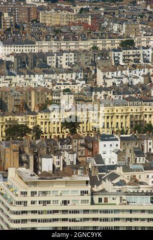 Vista dalla i360 guardando verso ovest verso Hove attraverso il paesaggio cittadino, con case di Brunswck Square in crema e Embassy Court, in basso. Brighton & Hove, East Sussex, Inghilterra, Regno Unito Foto Stock