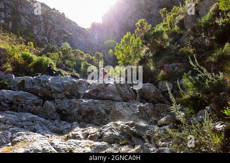 Ragazza adolescente e fratello più giovane che si snoda lungo il Waterfall Trail, Stanford, Sudafrica. Foto Stock