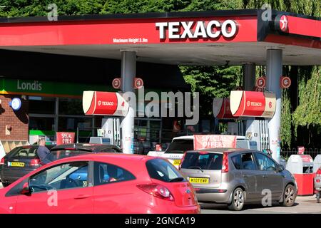 Hereford, Herefordshire, Regno Unito - venerdì 24 settembre 2021 - scena molto attiva in una stazione di rifornimento Texaco a Hereford il venerdì pomeriggio con tutte le pompe in uso e gli automobilisti che fanno la fila attraverso il piazzale per acquistare carburante per le loro auto in mezzo a preoccupazioni di una carenza di carburante. Foto Steven Maggio / Alamy Live News Foto Stock