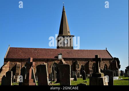 Una vista esterna dell'edificio della chiesa in pietra nella città di St. Martins sull'Isola di Jersey. Foto Stock