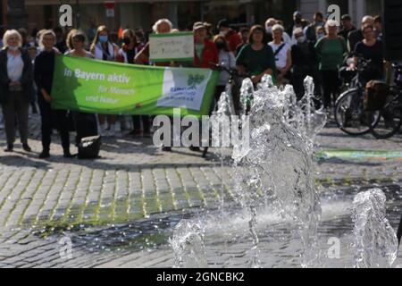 A Coburg, in Germania, si è tenuto un evento venerdì per il futuro, nell'ambito dello sciopero climatico mondiale. I manifestanti hanno marciato dalla stazione ferroviaria principale alla piazza principale del centro della città chiedendo misure più rapide e ulteriori contro i problemi del cambiamento climatico. Foto Stock