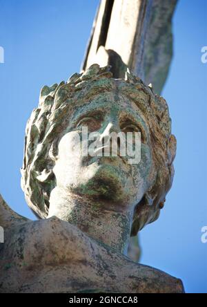 Dettaglio della Statua della Pace del 1912 sul confine di Brighton Hove. Brighton e Hove, Inghilterra. Dettaglio della faccia. Foto Stock