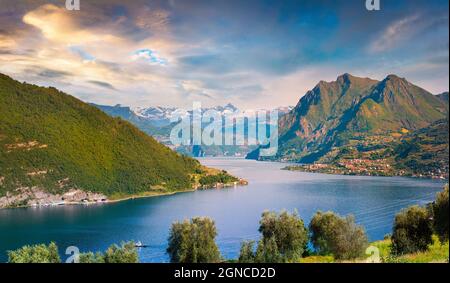 Colorata alba estiva sul lago d'Iseo. Veduta aerea del villaggio di Zorzino. Grande scena mattutina nelle Alpi, in Italia, in Europa. Bellezza della campagna concetto ba Foto Stock