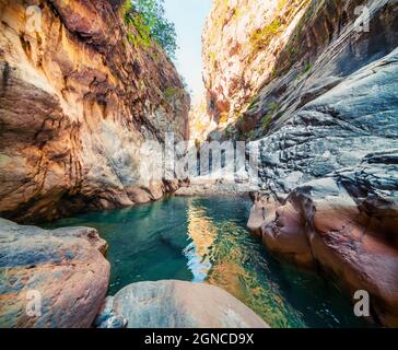 Colorata scena primaverile all'interno del canyon di Goynuk, situato nel distretto di Kemer, nella provincia di Antalya. Bella scena mattutina in Turchia, Asia. Bellezza della natura Foto Stock