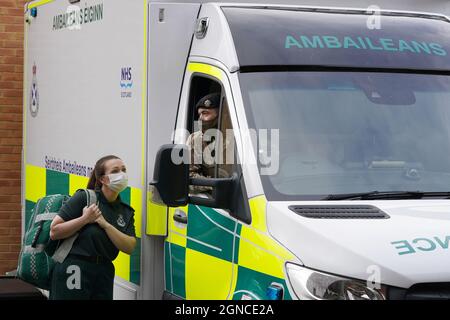 Servizio di ambulanza Scozzese Paramedic Amy Young a fianco di Guy Spiers privati dal 68 Squadron del 7° Regiment Royal Logistic Corps durante una visita del Segretario della Sanità Humza Yousaf (non raffigurata) al centro di educazione clinica nell'edificio Scottish Fire and Rescue di Hamilton, Lanarkshire, Dove ha incontrato il personale dell'esercito per ringraziarli per aver aiutato il Servizio di ambulanza Scozzese. Data foto: Venerdì 24 settembre 2021. Foto Stock