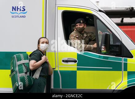 Servizio di ambulanza Scozzese Paramedic Amy Young a fianco di Guy Spiers privati dal 68 Squadron del 7° Regiment Royal Logistic Corps durante una visita del Segretario della Sanità Humza Yousaf (non raffigurata) al centro di educazione clinica nell'edificio Scottish Fire and Rescue di Hamilton, Lanarkshire, Dove ha incontrato il personale dell'esercito per ringraziarli per aver aiutato il Servizio di ambulanza Scozzese. Data foto: Venerdì 24 settembre 2021. Foto Stock