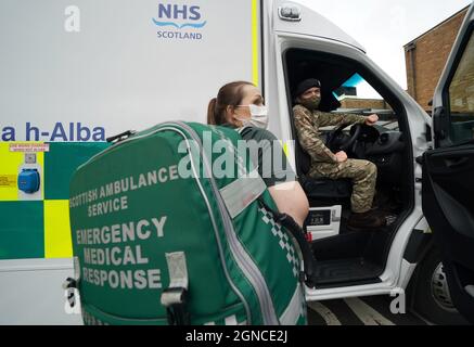 Servizio di ambulanza Scozzese Paramedic Amy Young a fianco di Guy Spiers privati dal 68 Squadron del 7° Regiment Royal Logistic Corps durante una visita del Segretario della Sanità Humza Yousaf (non raffigurata) al centro di educazione clinica nell'edificio Scottish Fire and Rescue di Hamilton, Lanarkshire, Dove ha incontrato il personale dell'esercito per ringraziarli per aver aiutato il Servizio di ambulanza Scozzese. Data foto: Venerdì 24 settembre 2021. Foto Stock