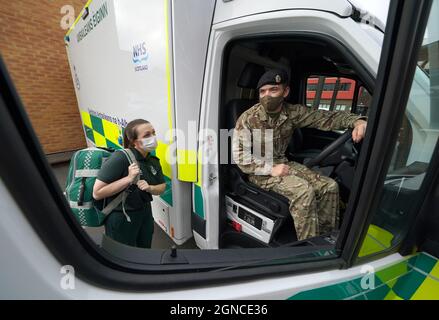 Servizio di ambulanza Scozzese Paramedic Amy Young a fianco di Guy Spiers privati dal 68 Squadron del 7° Regiment Royal Logistic Corps durante una visita del Segretario della Sanità Humza Yousaf (non raffigurata) al centro di educazione clinica nell'edificio Scottish Fire and Rescue di Hamilton, Lanarkshire, Dove ha incontrato il personale dell'esercito per ringraziarli per aver aiutato il Servizio di ambulanza Scozzese. Data foto: Venerdì 24 settembre 2021. Foto Stock