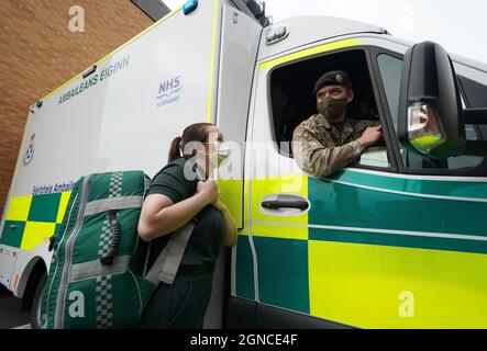 Servizio di ambulanza Scozzese Paramedic Amy Young a fianco di Guy Spiers privati dal 68 Squadron del 7° Regiment Royal Logistic Corps durante una visita del Segretario della Sanità Humza Yousaf (non raffigurata) al centro di educazione clinica nell'edificio Scottish Fire and Rescue di Hamilton, Lanarkshire, Dove ha incontrato il personale dell'esercito per ringraziarli per aver aiutato il Servizio di ambulanza Scozzese. Data foto: Venerdì 24 settembre 2021. Foto Stock