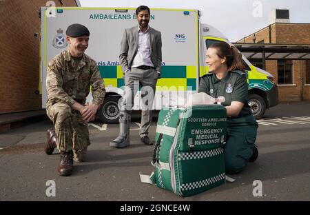 Servizio di ambulanza Scozzese Paramedic Amy Young a fianco di Guy Spiers privati dal 68 Squadron del 7° Regiment Royal Logistic Corps durante una visita del Segretario della Sanità Humza Yousaf al centro di educazione clinica nel Palazzo Scottish Fire and Rescue di Hamilton, Lanarkshire, Dove ha incontrato il personale dell'esercito per ringraziarli per aver aiutato il Servizio di ambulanza Scozzese. Data foto: Venerdì 24 settembre 2021. Foto Stock