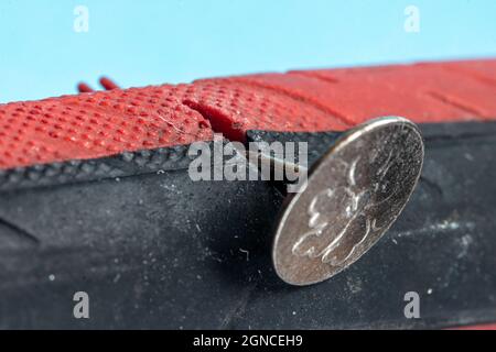 Lo pneumatico della bicicletta è danneggiato da una vista ravvicinata e puntata. Foto Stock
