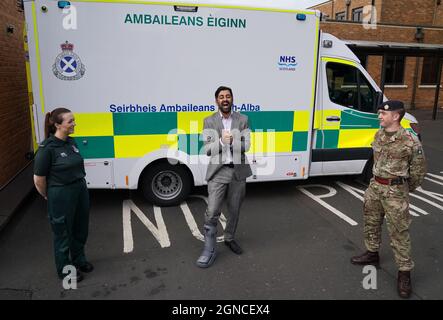 Servizio di ambulanza Scozzese Paramedic Amy Young a fianco di Guy Spiers privati dal 68 Squadron del 7° Regiment Royal Logistic Corps durante una visita del Segretario della Sanità Humza Yousaf al centro di educazione clinica nel Palazzo Scottish Fire and Rescue di Hamilton, Lanarkshire, Dove ha incontrato il personale dell'esercito per ringraziarli per aver aiutato il Servizio di ambulanza Scozzese. Data foto: Venerdì 24 settembre 2021. Foto Stock