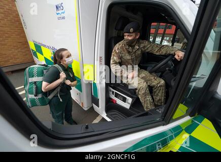 Servizio di ambulanza Scozzese Paramedic Amy Young a fianco di Guy Spiers privati dal 68 Squadron del 7° Regiment Royal Logistic Corps durante una visita del Segretario della Sanità Humza Yousaf (non raffigurata) al centro di educazione clinica nell'edificio Scottish Fire and Rescue di Hamilton, Lanarkshire, Dove ha incontrato il personale dell'esercito per ringraziarli per aver aiutato il Servizio di ambulanza Scozzese. Data foto: Venerdì 24 settembre 2021. Foto Stock