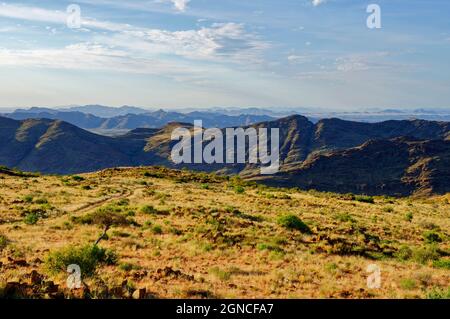 Khomas Highland vicino a Nauchas: Vista dal Passo di Spreetshoogte alle montagne del Rant (Rantberge), distretto di Windhoek, regione di Khomas, Namibia Foto Stock
