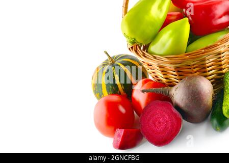 Set di verdure in cesto di vimini isolato su sfondo bianco. Spazio libero per il testo. Foto Stock