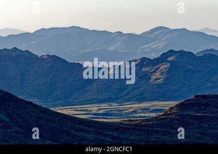 Khomas Highland vicino a Nauchas: Vista dal Passo di Spreetshoogte alle montagne del Rant (Rantberge), distretto di Windhoek, regione di Khomas, Namibia Foto Stock