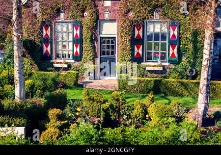 Scena di primavera soleggiata in Zaanse Schans. Bella vista mattutina del tipico edificio olandese, Zaandam villaggio posizione, Paesi Bassi, Europa. Bellezza del conto Foto Stock