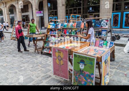 L'AVANA, CUBA - 23 FEBBRAIO 2016: Bancarelle di souvenir in Plaza de Armas a l'Avana. Foto Stock