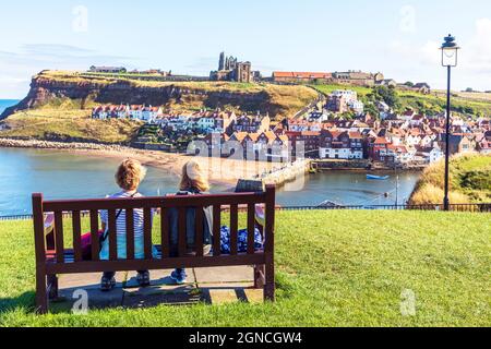 Vista a sud sul porto di Whitby e il fiume Esk verso l'abbazia di Whitby, Whitby, North Yorkshire, Inghilterra, Regno Unito Foto Stock