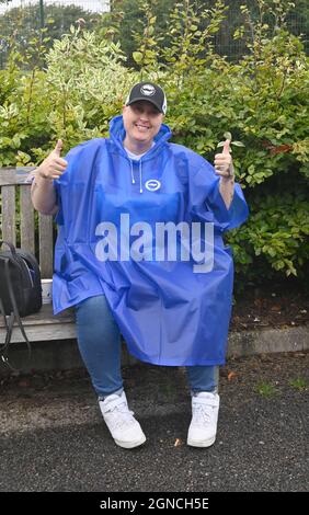 I tifosi arrivano presto sotto la pioggia per la partita della Premier League tra Brighton e Hove Albion e Leicester City all'American Express Community Stadium di Brighton, Regno Unito - 19 settembre 2021 solo per uso editoriale. Nessun merchandising. Per le immagini Football si applicano restrizioni fa e Premier League inc. Nessun utilizzo di Internet/cellulare senza licenza FAPL - per i dettagli contattare Football Dataco Foto Stock