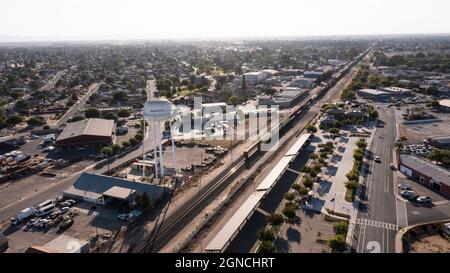 Manteca, California, USA - 15 luglio 2021: Il sole del pomeriggio splende sulla famosa torre d'acqua della città. Foto Stock