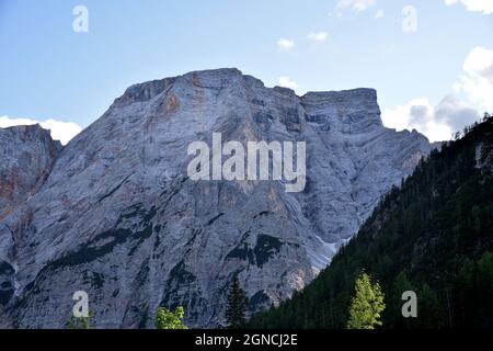 Il massiccio del Seekofel, Croda del Becco, la montagna alta 2810 metri che si affaccia sulla parte superiore del Lago di Braies Foto Stock