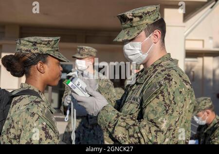 JACKSONVILLE, Fla. (1 aprile 2020) Hospitalman Hadlie Hinojosa, assegnato alla US Navy's Expeditionary Medical Facility, si prepara a dispiegare dalla Naval Air Station di Jacksonville, Florida, a New Orleans a sostegno della risposta del Dipartimento della Difesa COVID-19. Il personale assegnato all'Expeditionary Medical Facility è addestrato a fornire assistenza medica, dalla medicina di emergenza alle cure mediche e chirurgiche acute. Il comando del Nord degli Stati Uniti, attraverso l'Esercito del Nord degli Stati Uniti, sta fornendo supporto militare all'Agenzia federale di gestione delle emergenze per aiutare le comunità in necessità. (STATI UNITI Foto Navy di Mass Commu Foto Stock