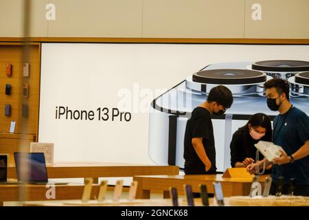 Taipei, Taiwan. 24 settembre 2021. La gente si vede provare la serie iPhone 13 il giorno del lancio all'Apple Store di Taipei 101. (Foto di Walid Berrazeg/SOPA Images/Sipa USA) Credit: Sipa USA/Alamy Live News Foto Stock