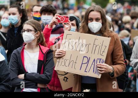 Dortmund, 24.09.2021 - am 24.09.2021 rief die Klimaschutzbewegung *venerdì per il futuro* zum Globalen Klimastreik auf. Auch in Dortmund fand eine große Demonstration auf dem Hansaplatz statt. Deutschland, NRW, Dortmund, 24.09.2021 Foto Stock