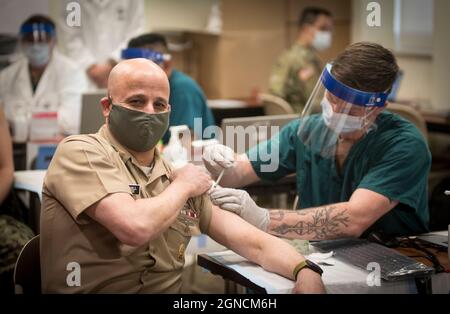 BETHESDA, Md. (Dic. 21, 2020) Master Chief Petty Officer of the Navy (MCPON) Russell Smith riceve il vaccino COVID-19 come parte dell'operazione Warp Speed presso il Walter Reed National Military Medical Center. Operation Warp Speed è un'iniziativa nazionale per accelerare lo sviluppo, la produzione e la distribuzione di vaccini COVID-19, terapie e diagnostica. (STATI UNITI Navy photo by Mass Communication Specialist 1st Class Sarah Villegas) 201221-N-YG104-0004 Foto Stock