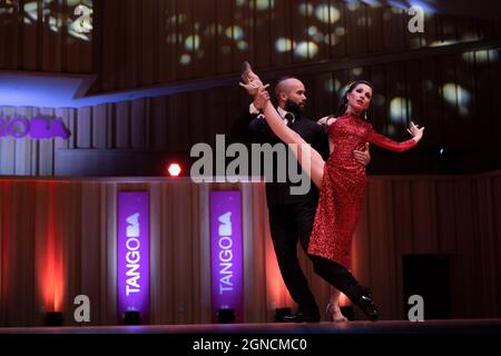 Buenos Aires, Argentina. 23 settembre 2021. Laura Donofrio (l) e Leonardo Pankow gareggiano nelle semifinali del Campionato Mondiale Tango 2021. Il Campionato del mondo di Tango si svolge fino a settembre 26. Quest'anno, a causa della corona, è stato offerto un programma misto con eventi virtuali. Credit: Florencia Martin/dpa/Alamy Live News Foto Stock