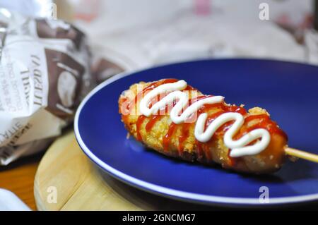 cane di mais, salsiccia di maiale o rotolo di salsiccia o salsiccia impanata con condimento di salsa Foto Stock